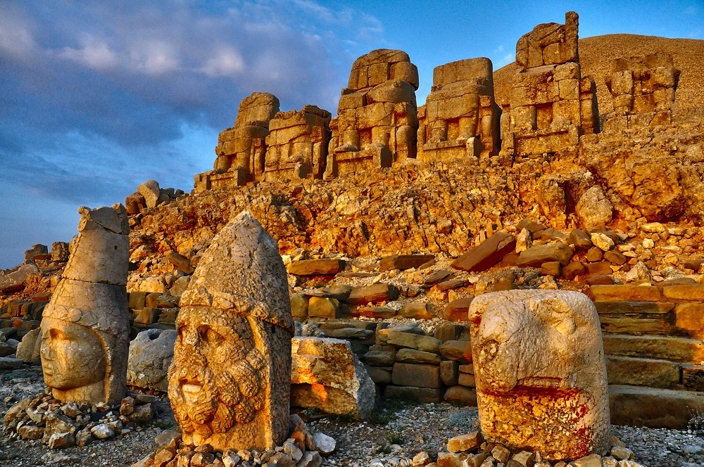 Ay Nedir? Özellikleri ve Evrendeki Önemi